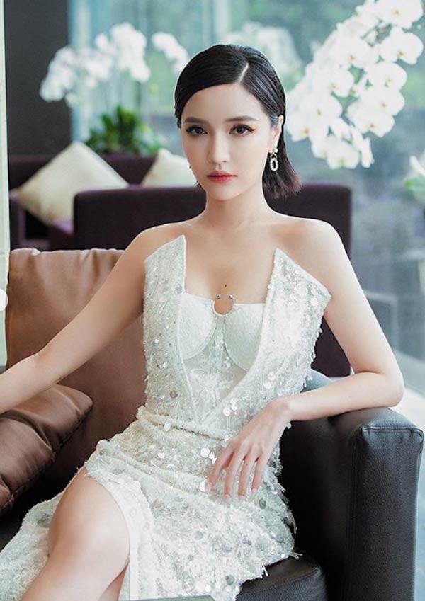 Khéo như Bích Phương: Hô biến vòng 1 amp;#34;lép kẹpamp;#34; thành lợi thể để ăn mặc sang chảnh - 18