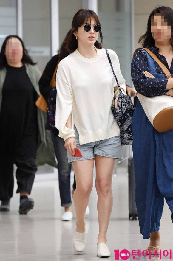 Sau khi ly dị, Song Hye Kyo diện váy xẻ ngực sâu hút khiến hàng triệu con tim say đắm - 9
