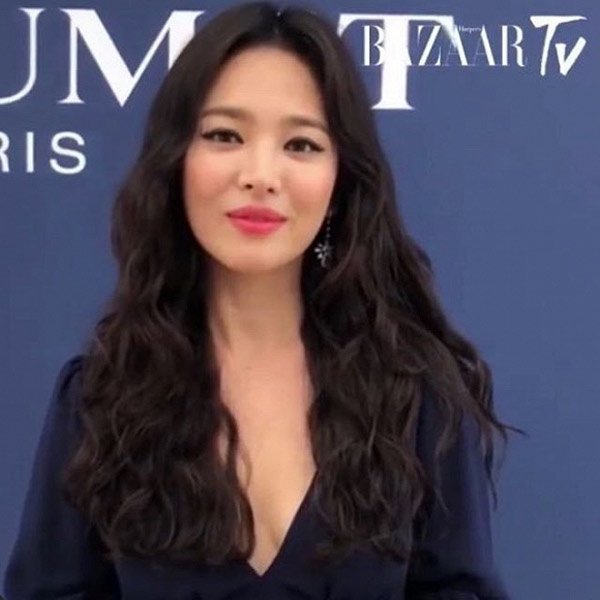 Sau khi ly dị, Song Hye Kyo diện váy xẻ ngực sâu hút khiến hàng triệu con tim say đắm - 4