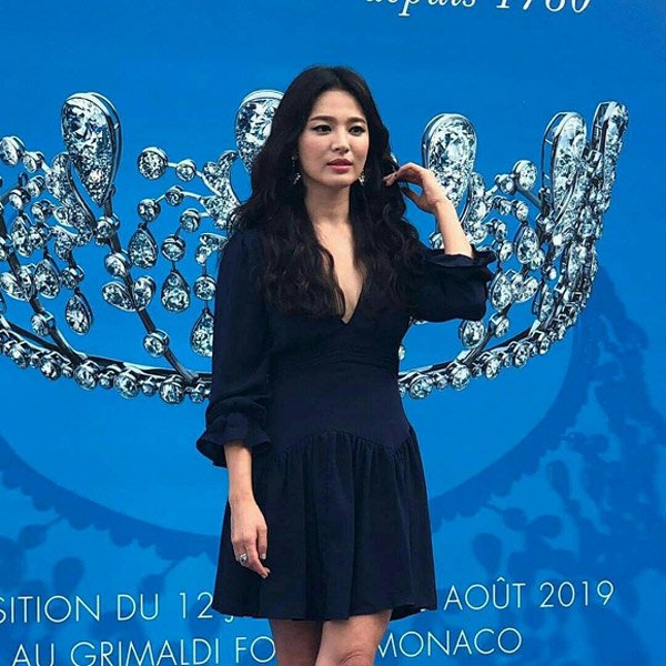 Sau khi ly dị, Song Hye Kyo diện váy xẻ ngực sâu hút khiến hàng triệu con tim say đắm - 5