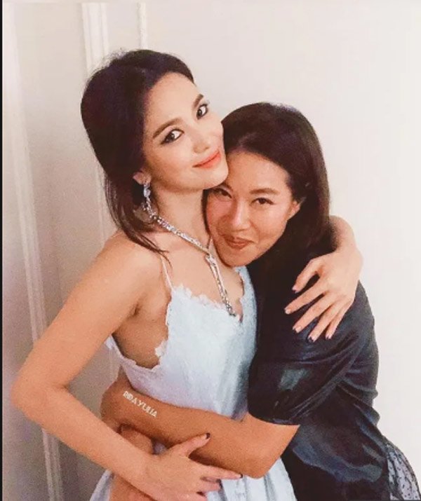 Sau khi ly dị, Song Hye Kyo diện váy xẻ ngực sâu hút khiến hàng triệu con tim say đắm - 1