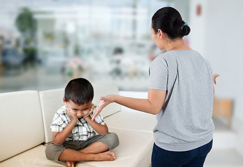 Khi một đứa trẻ đang tức giận thì việc cha mẹ đứng cao hơn hay ngồi xuống thấp hơn đều là sai.
