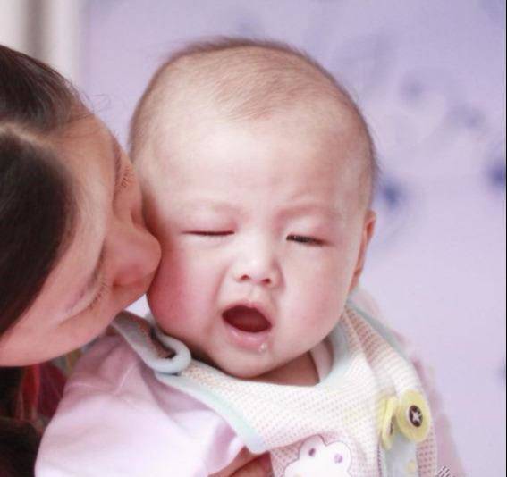 Ngày hè nóng nực, con 1 tuổi méo mồm vì mẹ cho nằm điều hòa sai cách - 1