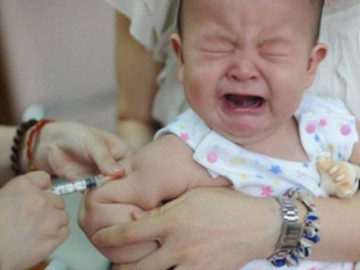 Những lưu ý cha mẹ nhất định phải biết khi cho con đi tiêm phòng vào mùa hè
