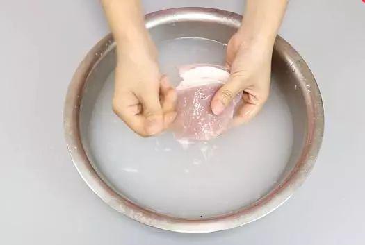 dung rua thit lon truc tiep voi nuoc, neu khong cang rua cang ban - 4