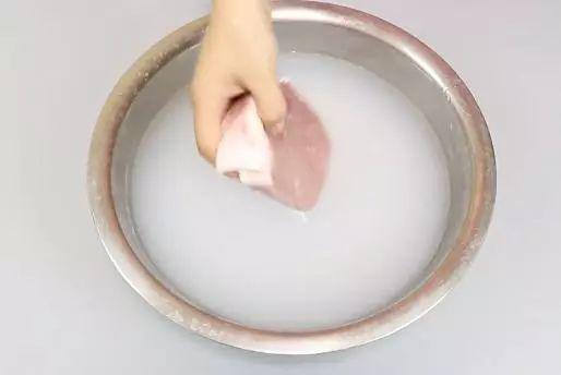 dung rua thit lon truc tiep voi nuoc, neu khong cang rua cang ban - 3