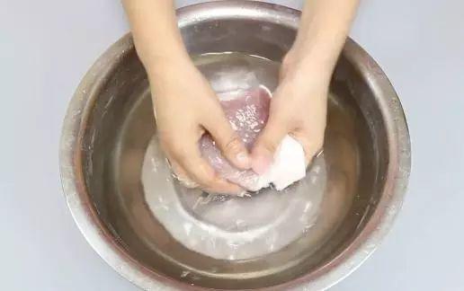 dung rua thit lon truc tiep voi nuoc, neu khong cang rua cang ban - 5