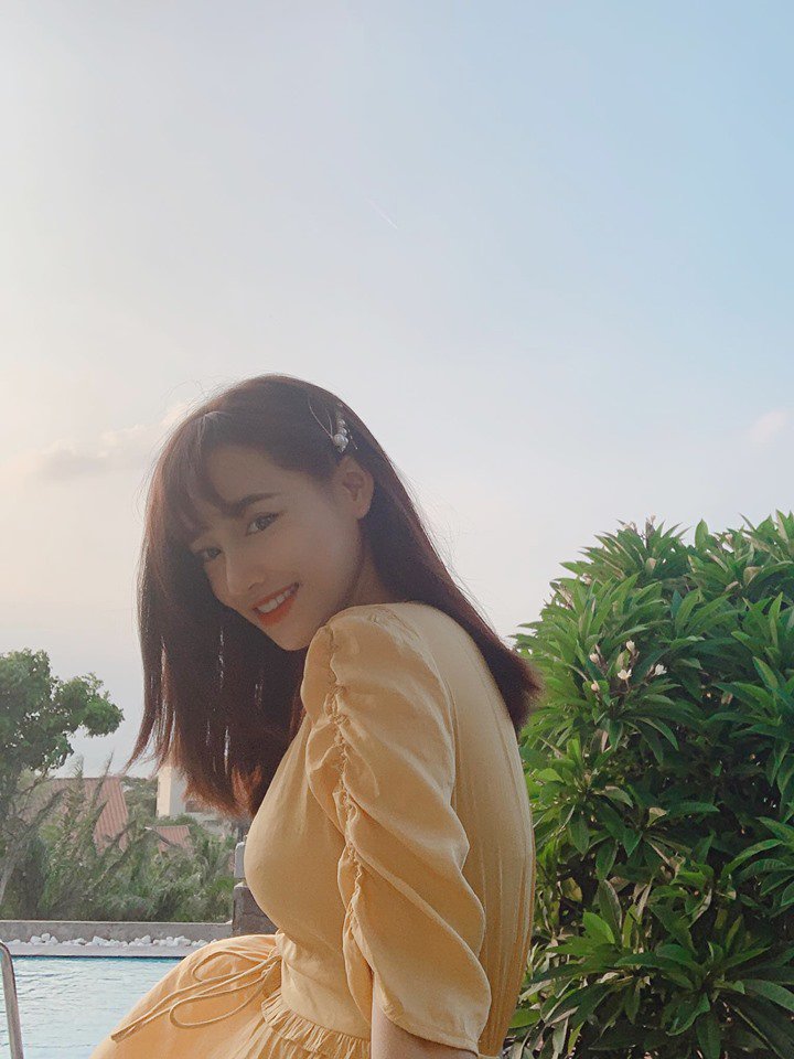 Nổi tiếng là gái ngoan, nhưng mỗi lần diện đồ khoe eo, Nhã Phương lại gây sốt - 7