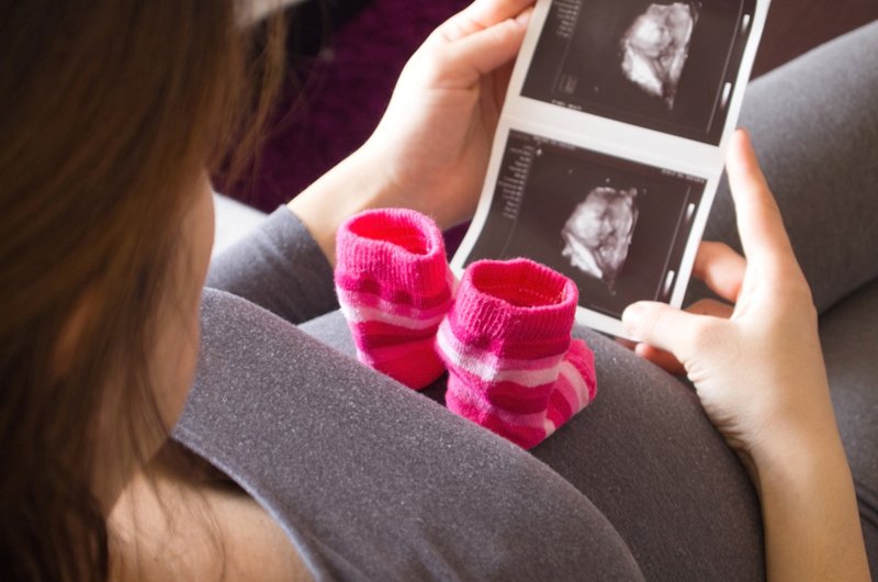 Đầu tiên, phá thai có thể gây ra sự sụt giảm đột ngột nồng độ hormone ở phụ nữ, ảnh hưởng đến môi trường sống của trứng và ảnh hưởng đến chất lượng và sức sống của trứng. Ngoài ra, phá thai làm tăng nguy cơ nhiễm trùng vùng chậu.

