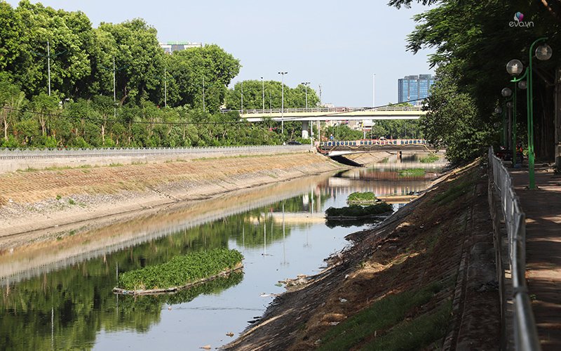 Theo ghi nhận của PV, mực nước sông Tô Lịch vào chiều 14/7 ở mức bình thường và gần như không chảy, nhiều đoạn lộ rõ bùn dưới đáy sông.
