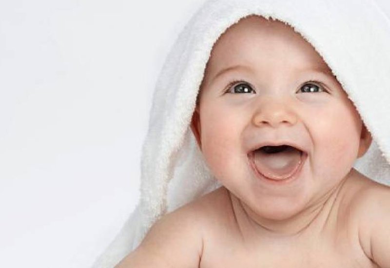 Theo thống kê, đứa trẻ biết cười càng sớm thì càng thông minh, hoạt bát.

