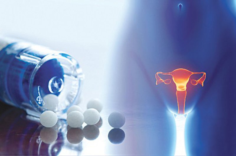 Nhiều loại thuốc được quảng cáo là bảo vệ buồng trứng. Thực tế, một số sản phẩm này có chứa nhiều estrogen, ban đầu bạn có thể thấy tốt khi dùng nhưng lâu dài sẽ gây rối loạn nội tiết, tăng nguy cơ ung thư nội mạc tử cung, ung thư vú.
