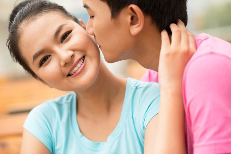 trao doi anh nong qua mang voi hotgirl, chong sap cuoi bat ngo bi 