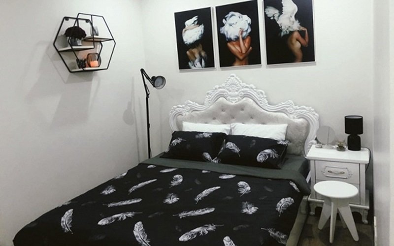 Phòng ngủ 2 vợ chồng được thiết kế đơn giản nhưng ấn tượng với ga trải giường màu đen trắng, hợp với tranh treo tường. 
