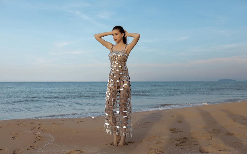 Chiếc váy ánh kim lấp lánh như một mảng lưỡi gương chiếu sáng từng gây sốc làng mốt, Hồ Ngọc Hà bị nói nhái trang phục của Jennifer Lopez. 
