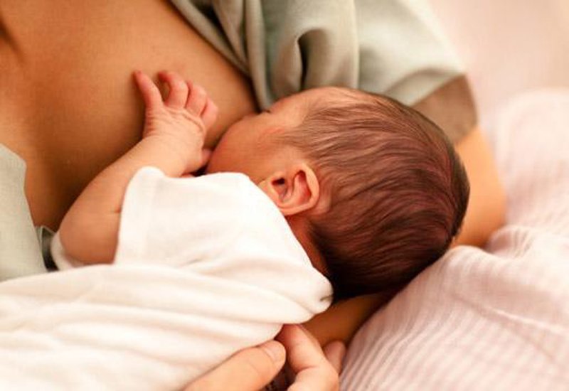 Chăm sóc con sơ sinh là một việc không hề dễ dàng, nhất là với những ai lần đầu làm mẹ, thiếu kiến thức và kinh nghiệm.
