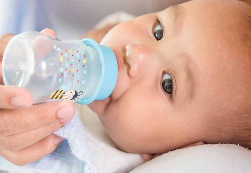 Việc uống thêm nước khiến bé cảm thấy khó chịu, đầy bụng, tức bụng và chán bú nên có thể gây suy dinh dưỡng do không nhận đủ lượng sữa cần thiết.
