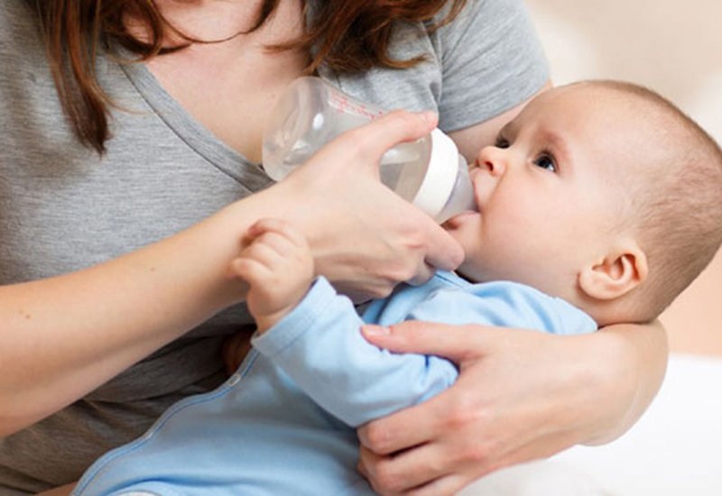 Trẻ sơ sinh uống nước sớm có thể bị suy dinh dưỡng, ngộ độc nước gây nhiều ảnh hưởng không hề nhỏ tới sức khỏe của con. Thậm chí chỉ cần tráng miệng sau khi bú bằng 1 thìa nước lọc cũng khiến dạ dày của con “quá tải”. 
