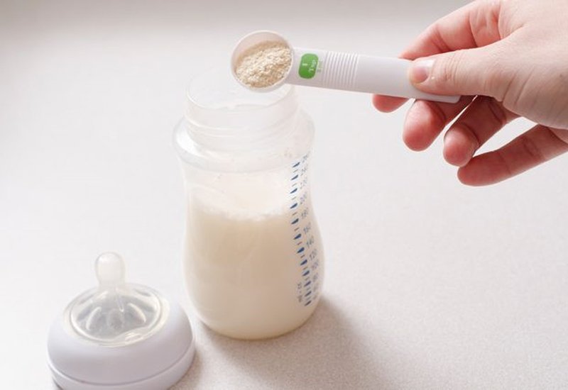 Một số sai lầm khi pha sữa công thức như pha sữa bằng nước khoáng, pha bột nhiều hơn nước hay nước nhiều hơn bột (theo quy định), pha sữa bằng nước trái cây... đều được khuyến cáo gây nguy hiểm cho bé.
