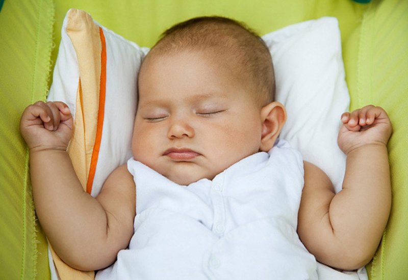 Kê gối ngủ cho bé giống như việc làm hiển nhiên của các bà mẹ, thế nhưng ít ai biết rằng điều này có thể khiến bé gặp không ít nguy cơ như nghẹt thở, SIDS (hội chứng đột tử ở trẻ sơ sinh), bong gân cổ, phẳng đầu hoặc làm con nóng sốt... 
