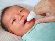 Làm mẹ - 8 kiểu chăm con của mẹ Việt tưởng là đúng nhưng bác sĩ lắc đầu ngao ngán