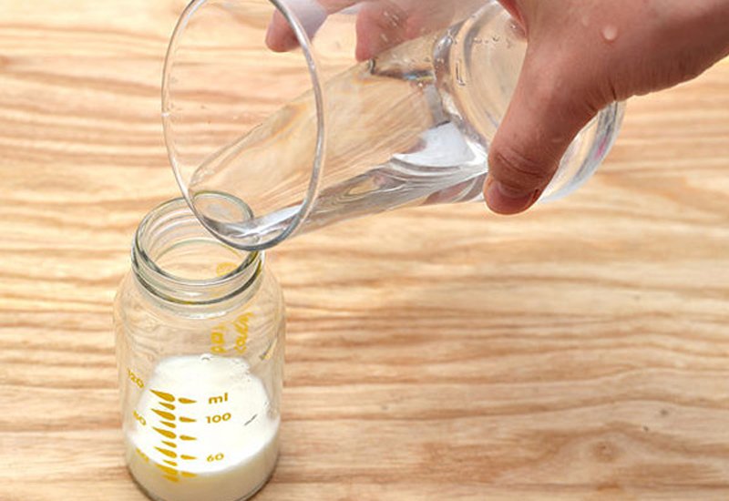 Cách pha sữa đúng nhất là đúng tỉ lệ đã ghi trên nhãn và dùng nước đun sôi để nguội đến nhiệt độ thích hợp.
