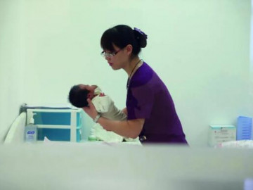Đinh ninh thụ thai bằng tinh trùng   lạ  , chục năm sau bất ngờ phát hiện đẻ con cho... bác sĩ