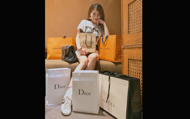 Trần Bích Hằng thường xuyên khoe khéo những buổi mua sắm thời trang tiêu tốn hàng trăm triệu đồng, cô rất ưa chuộng giày dép và túi xách từ những thương hiệu lớn như Gucci, Dior, Louis Vuitton...

