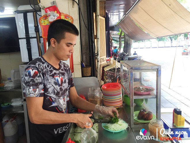 Quán nộm bò khô phố cổ 70 tuổi đông không có chỗ ngồi, ngày bán hơn 200kg nguyên liệu - 8