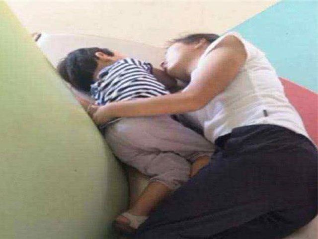 Cô giáo gửi ảnh con ngủ trưa tại trường, mẹ bực bội định lao đến trường hỏi tội
