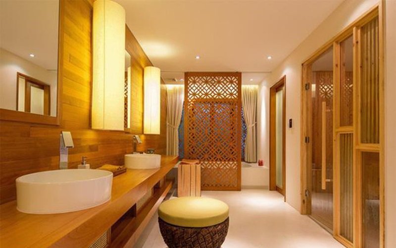 Phòng tắm rộng thênh thang mang phong cách thiền định với vách trang trí gỗ kết hợp với chất liệu vải của màn và đèn vàng.
