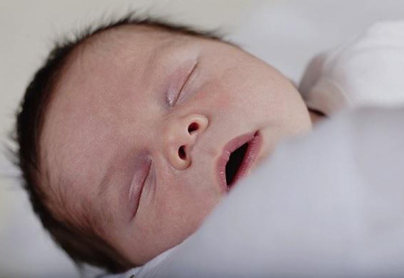 Đa phần trẻ sơ sinh khi ngủ đều không ngáy, một số em bé chỉ có thể nghe thấy tiếng phì phò rất nhỏ. Tuy nhiên, nếu bé nhà bạn lâu nay gặp tình trạng ngủ ngáy lớn có thể đường hô hấp của trẻ đang gặp khó khăn hoặc tệ hơn là bị nhiễm trùng.
