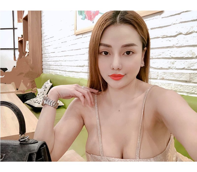 Bức hình selfie với vòng 1 bị o ép tới ngộp thở này cũng được cô nàng đính kèm dòng trạng thái bức xúc về Lương Bằng Quang. 
