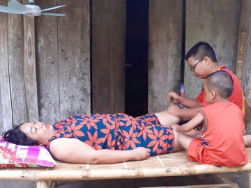 Đau đầu, buồn nôn tưởng say nắng, mẹ Nghệ An bỗng nằm liệt giường, bất lực không thể chăm con