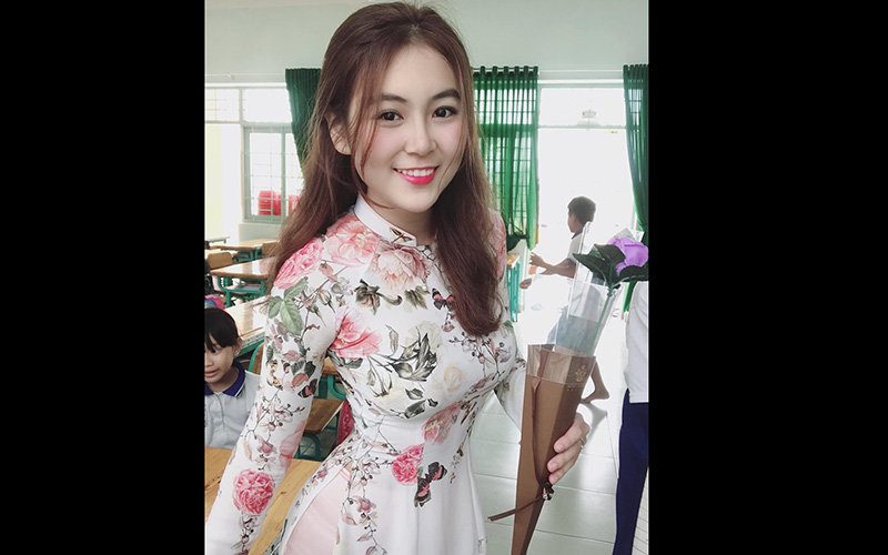 Bức ảnh cô giáo thu hút hàng ngàn lượt yêu thích và chia sẻ trên mạng xã hội vừa qua chính là Trần Nam Trân, sinh năm 1996 hiện là cô giáo siêu hot trên MXH với hơn 320k người theo dõi. 
