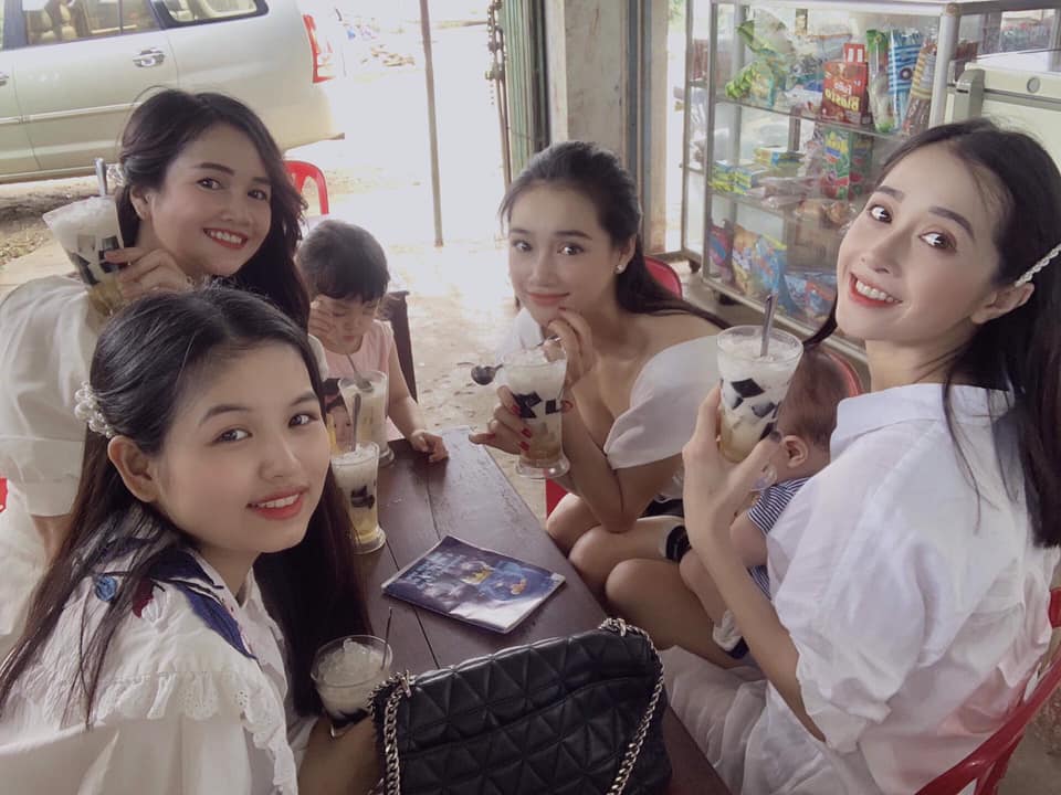 Đều đã làm mẹ nhưng mỗi lần xuất hiện cùng nhau, Nhã Phương thua xa em gái ở điểm này! - 4