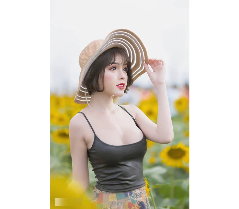 Vũ Huỳnh Thanh Tâm, hay còn được biết tới với nickname Tâm Chibi, là một trong những gương mặt hotgirl Sài Thành thu hút mạnh mẽ sự chú ý của cộng đồng mạng Việt khi sở hữu gương mặt xinh đẹp không tuổi cùng vóc dáng vòng nào ra vòng nấy.
