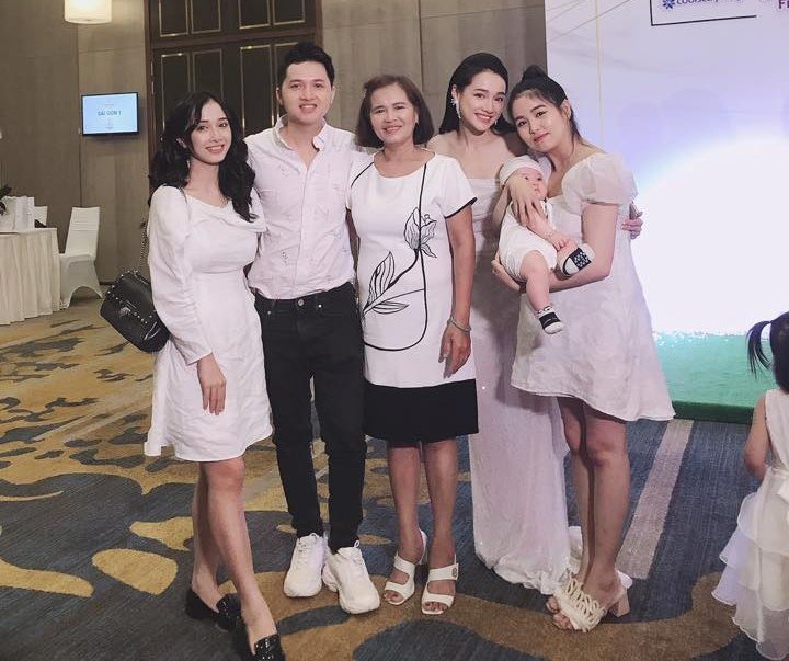 Đều đã làm mẹ nhưng mỗi lần xuất hiện cùng nhau, Nhã Phương thua xa em gái ở điểm này! - 7
