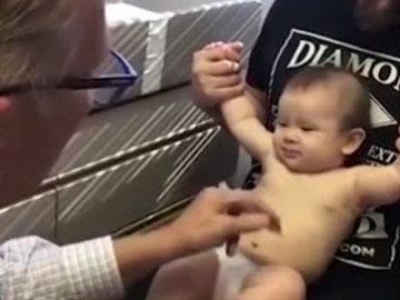 Em bé bị bác sĩ tiêm phòng lừa ngoạn mục khiến dân mạng thích thú