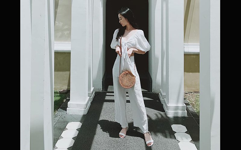 Một set đồ trắng mới nhất của Jun Vũ, những thiết kế nhún bèo, phom dáng rộng và đa dạng được người đẹp mê đắm vì nó có thể che chắn tốt cho vòng một 90cm của cô ở đời thường. 
