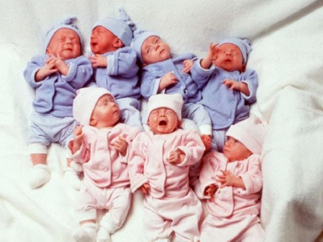 Những đứa trẻ trong ca sinh 7 từng gây chấn động thế giới 22 năm trước giờ ra sao?