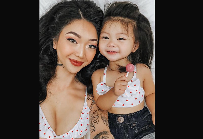 Cô được biết đến năm 2012 qua những bức ảnh nóng bỏng đăng trên mạng xã hội nhưng chỉ thực sự nổi tiếng sau khi chia sẻ các hình ảnh chụp cùng với hai cô con gái xinh đẹp - Kennedy, 5 tuổi và Jayla, 2 tuổi.
