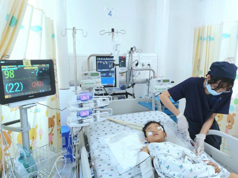 tp.hcm: be trai 5 tuoi treo qua may giat ngoai ban cong, roi tu tang 12 chung cu xuong dat - 3
