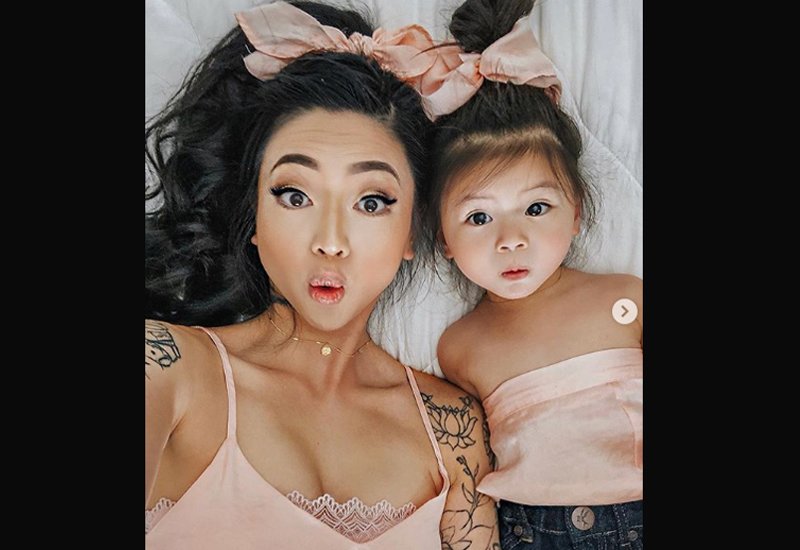 Hai con gái của Michelle Nhu cũng gây sự chú ý khi được mẹ mặc cho những bộ đồ dễ thương, làm tóc không cầu kỳ nhưng tăng thêm phần dễ thương.
