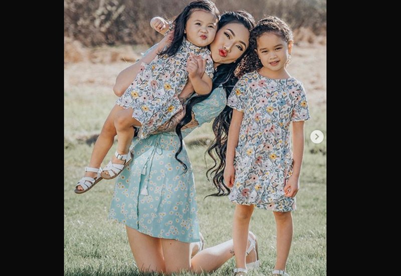 Trước kia, cô con gái lớn Kennedy của bà mẹ gốc Việt ít xuất hiện. Chủ yếu, Michelle Nhu chụp ảnh cùng bé út. Dạo gần đây, cô mới thường xuyên chụp những bộ ảnh có đầy đủ 3 mẹ con.
