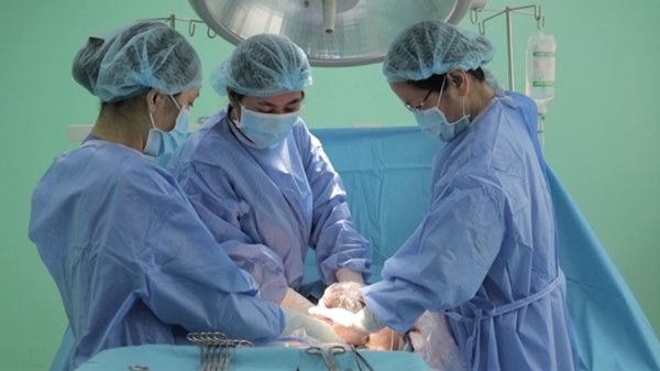 mang thai thuong xuyen bi kho tho, me bau tuong chuyen thuong nhung bac si bao: &#34;cap cuu ngay!&#34; - 1