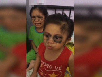 2 con nhỏ 'khóc thét' trước độc chiêu cai nghiện smartphone của bà mẹ trẻ