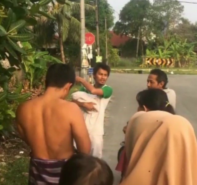 thay chu meo dot nhien chay vao bui cay roi keu gao, nguoi dan ong phat hien kinh hoang - 3