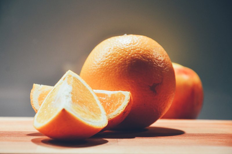 Nếu bạn cảm thấy khó chịu vào ban đêm, hãy thử đặt một vài quả cam đã bóc vỏ trên giường. Mùi thơm độc đáo từ cam sẽ khiến bạn cảm thấy thoải mái và có tác dụng tốt cho giấc ngủ.
