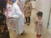 Làm mẹ - Bé gái theo gia đình đợi mẹ đẻ bên ngoài phòng sinh, khi xem lại camera, tất cả bật khóc